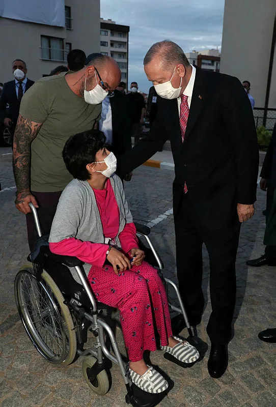 baskan-erdogan-sincanda-konuk-oldugu-urun-ailesinin-dogacak-bebeginin-ismini-verdi-1625689409139.jpg Başkan Erdoğan Sincan'da konuk olduğu Ürün ailesinin doğacak bebeğinin ismini verdi-2