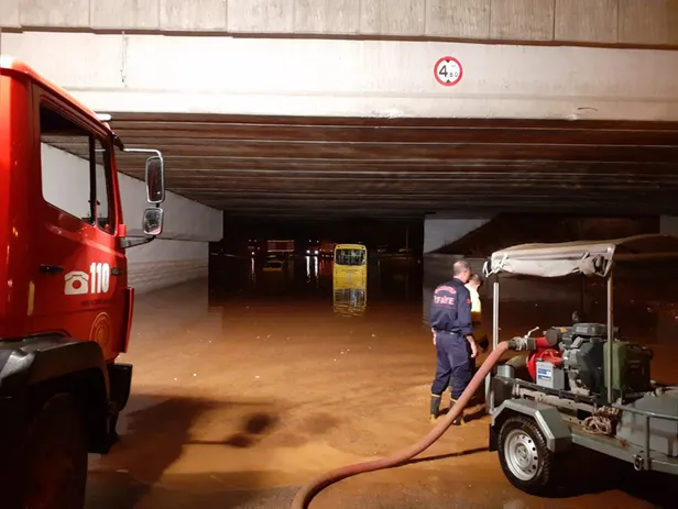 gaziantepte-saganak-sele-donustu-araclar-suda-kaldi-1571604604895.jpg Gaziantep'te sağanak sele dönüştü, araçlar suda kaldı-5