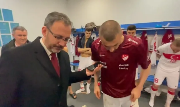 baskan-erdogandan-norveci-3-0-maglup-eden-a-milli-futbol-takimimiza-tebrik-telefonu-1616877338730.jpg Başkan Erdoğan'dan Norveç’i 3-0 mağlup eden A Milli Futbol Takımımıza tebrik telefonu!-5