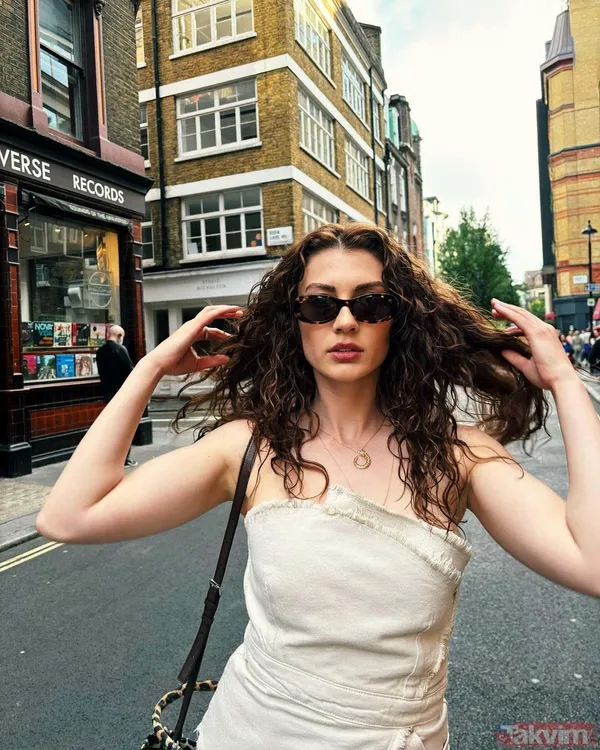 Burcu Özberk fotoğraf ricasını kırmadı! Hayranı makyajsız çekilen o kareyi öyle bir notla paylaştı ki: Ortalık karıştı! - 2