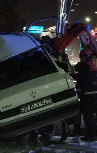 Direğe çarpan otomobil hurdaya döndü