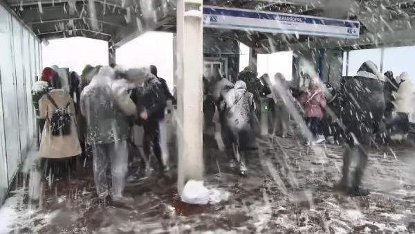 SON DAKİKA: İstanbul Arnavutköy'de trafik durdu! Vatandaş dondurucu soğukta kabusu yaşadı-9