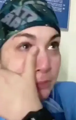 ABD’li hemşire Nicole Sirotek ağlayarak itiraf etti: Hastalar ağır ihmaller nedeniyle ölüyor