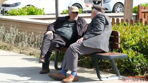 HER 4 HANEDEN BİRİNDE EN AZ BİR YAŞLI YAŞIYOR Türkiye'de 2025 yılında toplam 26 milyon 977 bin 795 hane bulunurken, bunların 7 milyon 46 bin 560'ında 65 yaş...