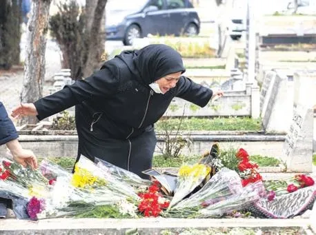 Başak Cengiz doğum gününde mezarı başında anıldı-1