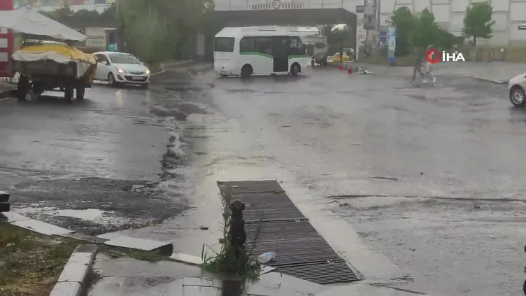 Tekirdağ’da rögar taştı, caddeyi su bastı
