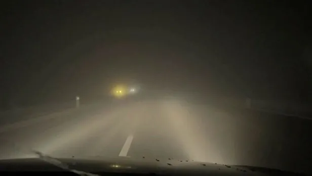 kirikkaleyi-sis-kapladi-10-metre-sonrasi-gorulmuyor-1639942176519.jpeg Kırıkkale'yi sis kapladı! 10 metre sonrası görülmüyor...-3