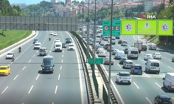 son-dakika-fsm-koprusu-cikisinda-yangin-trafik-kilitlendi-1595327334785.jpg Son dakika: FSM Köprüsü çıkışında araç yangını! Trafik kilitlendi-1
