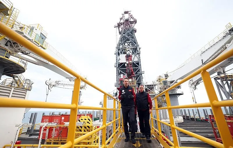 Enerji ve Tabii Kaynaklar Bakanı Alparslan Bayraktar Abdülhamid Han sondaj gemisinde incelemelerde bulundu. (AA)