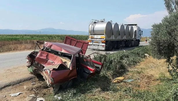 izmirde-feci-kaza-tir-otomobili-metrelerce-surukledi-1627232531899.jpeg İzmir'de feci kaza! TIR otomobili metrelerce sürükledi...-2