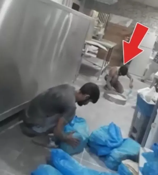 Sosyal medyada infial yaratan görüntüler! Edirne'de fırında yere dökülen unları kürekle toplayıp lavaş yaptı!-2