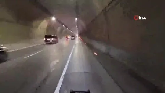 Dolmabahçe Tüneli’nde “makas” kazası kamerada: Araçların arasında geçerken kendini yerde buldu