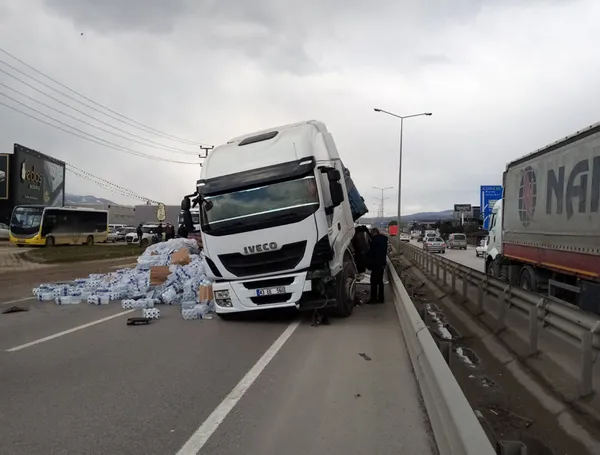 bursa-inegolde-20-ton-su-yuklu-tir-devrildi-otomobil-surucusu-yaralandi-1647867643078.jpg Bursa İnegöl'de 20 ton su yüklü TIR devrildi: Otomobil sürücüsü yaralandı-5