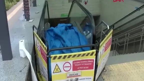 CHP İstanbul'u kaderine terk etti: Ünalan Metronun yürüyen merdiveni kırıldı! Vatandaşlardan isyan: "Hizmet yok" | Panik anı kamerada