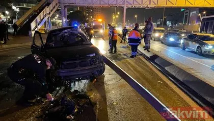 Bakırköy’de feci kaza! Aydınlatma direğini deviren otomobil yan yoldaki otomobile çarptı...