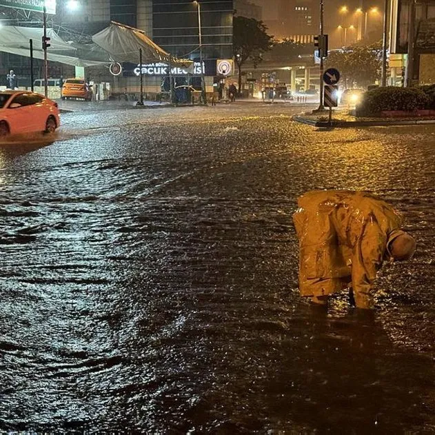 Ankara sele teslim oldu! Sokaklar göle döndü araçlar suya gömüldü | Metro istasyonları hizmet dışı kaldı