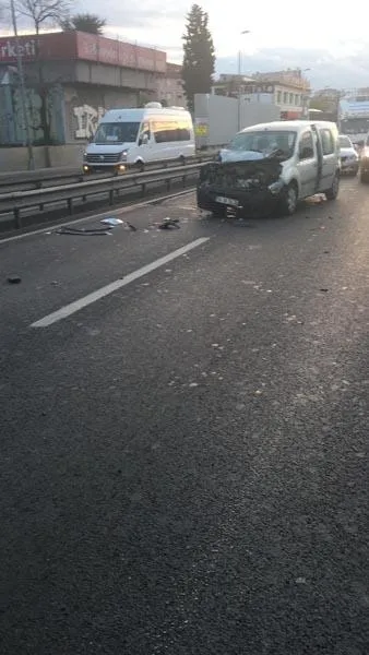 İstanbul Bahçelievler'de kaza sonrası aracın arkasında duran 2 kadına otomobil çarptı-3