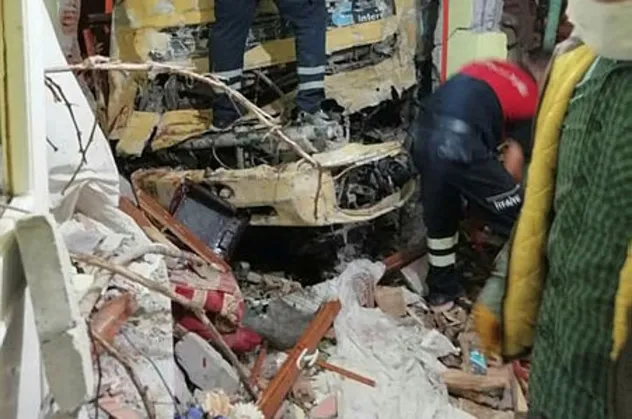 Çorum'da freni patlayan vinç eve girdi