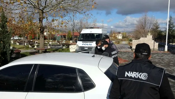 ispartada-zehir-tacirleri-operasyonu-2-kisi-goz-altina-alindi-1638409683399.jpeg Isparta'da zehir taciri operasyonu! 2 kişi göz altına alındı-3