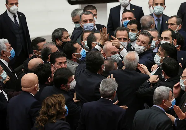 son-dakika-tbmmde-baskan-erdogana-hakaret-eden-chpli-engin-ozkoc-yumruklu-kavga-cikinca-olay-yerini-hemen-terketti-1608994412153.jpg