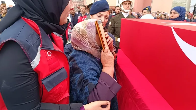 Şehit Piyade Uzman Çavuş Hikmet Aslan son yolculuğuna uğurlandı! Eşi Kübra Aslan kucağında 1 yaşındaki kızıyla veda etti: "Bugün bizim bayramımız Rüveyda"-7