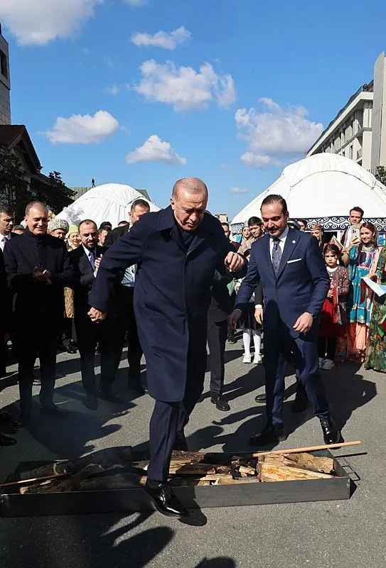 Başkan Erdoğan Nevruz ateşinin üstünden atladı. (İHA)