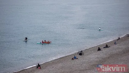 Kış günü Antalya’da turistler denize girdi