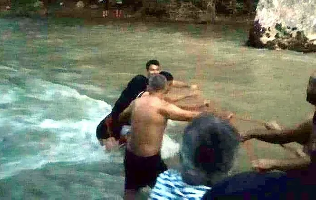 Mersin'de ırmak suyu yükselince mahsur kalan piknikçileri itfaiye kurtardı-2