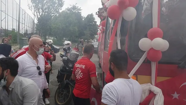 olimpiyat-sampiyonu-busenaz-surmeneliden-trabzonspora-ziyaret-1628788424117.jpeg