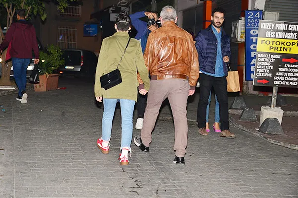 Hazar Ergüçlü ile görüntülenen Onur Ünlü: Hep yakalanıyoruz! - 2