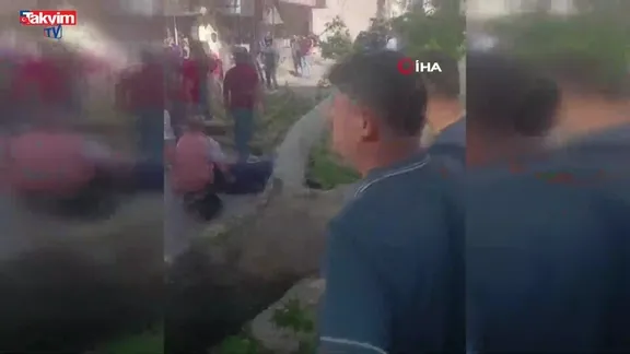 Bursa’da dev ağaç sokağa devrildi: 1 yaralı