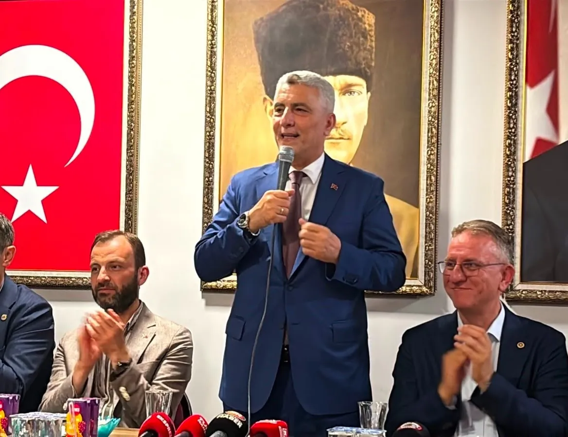 Tavşanlı’da AK Parti’ye yeni katılımlar: Rozetleri Bakan Bolat taktı