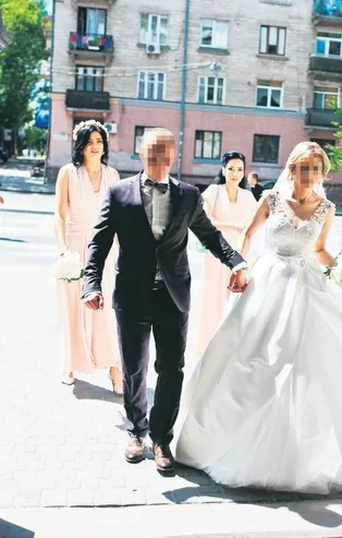 Kovid-19 sevenlerini ayıramadı: Üst geçitte buluşup soluğu nikah salonunda aldılar