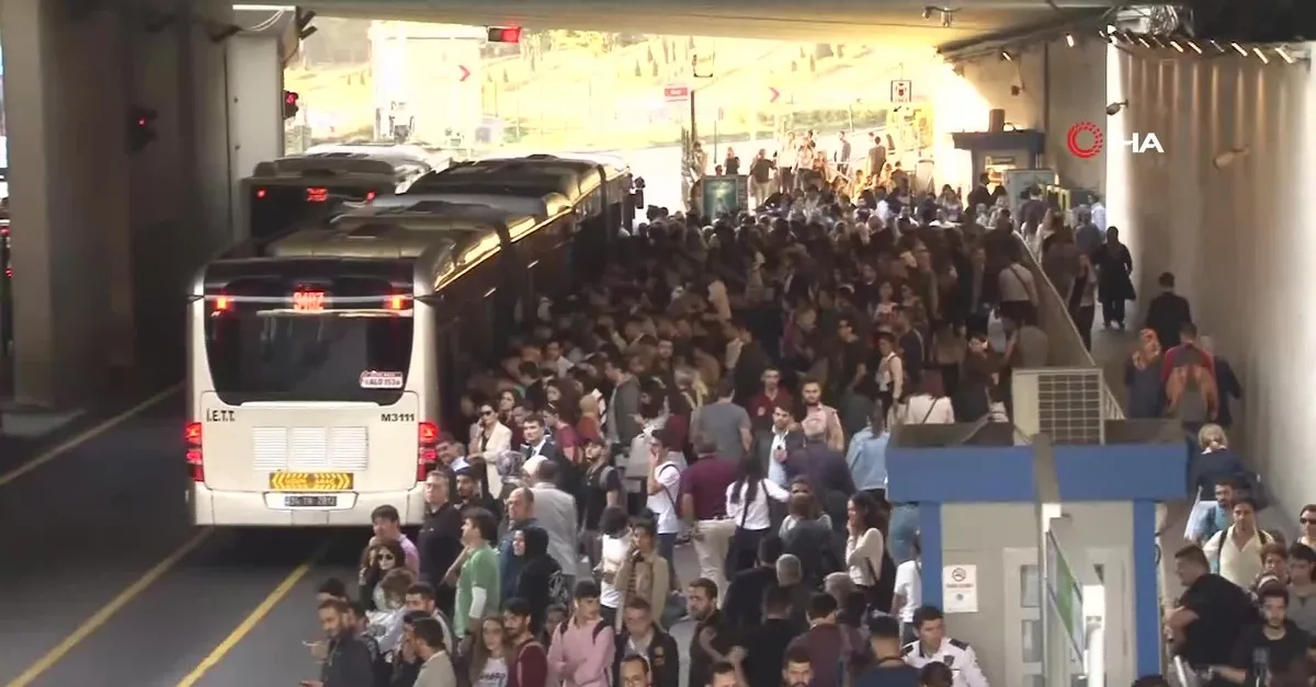 İstanbulluların metrobüs çilesi devam ediyor! Zincirlikuyu metrobüs durağında insan seli (Video)