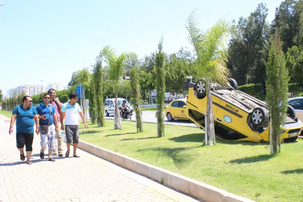 Turistin rahatlığı pes dedirtti! Takla atmasına sebep olduğu taksinin sürücüsüne aradığı adresi sordu-1