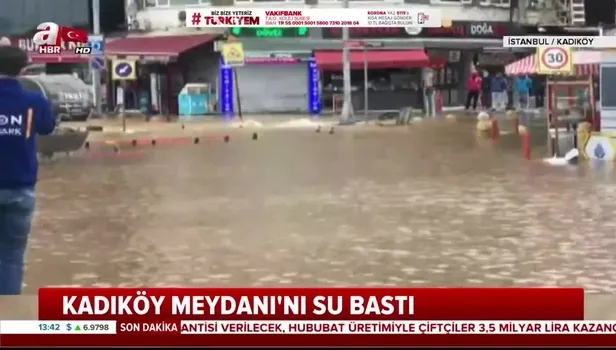 İBB yenileme çalışması yaparken boruyu patlattı! Kadıköy göle döndü