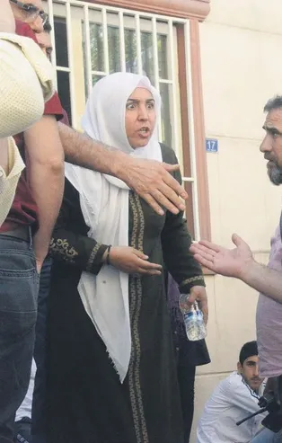 Diyarbakır'da HDP önünde eylem yapan annelerin isyanı: Bizim çocuklar dağda bunlar koltuklarda