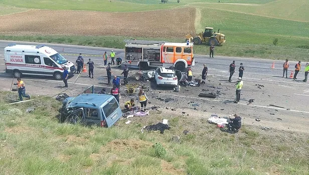 SON DAKİKA: Sivas'ta feci kaza: Çok sayıda ölü ve yaralı var! Yürek dağlayan detay ortaya çıktı-5