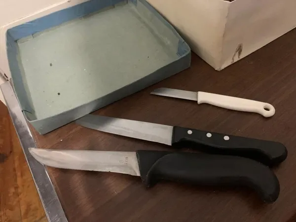 Girdikleri evde 4 gün boyunca yaşayan hırsızlar kapı girişlerine bıçak bırakarak kaçtılar-7