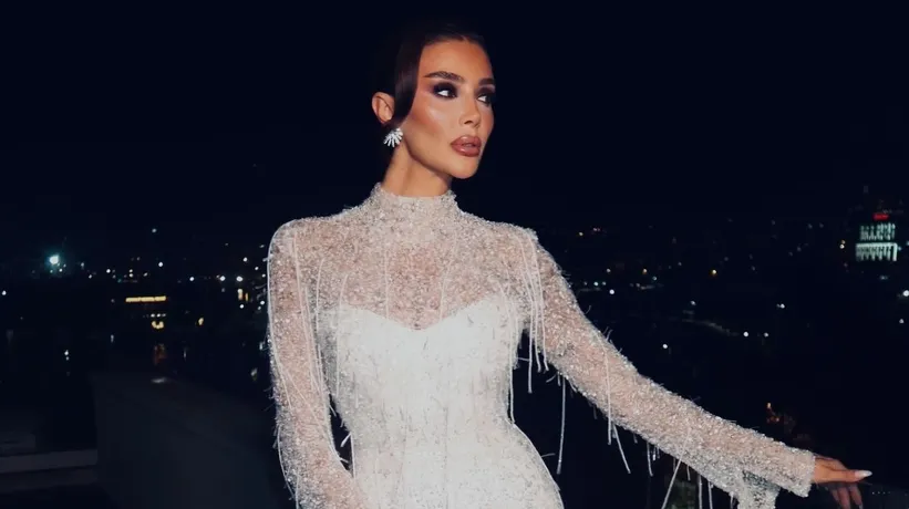 Özge Ulusoy’un podyumdaki zor anları: Ayakkabısı ayağından fırladı