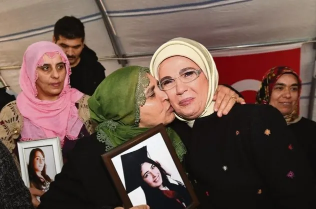 Emine Erdoğan'dan evlat nöbetindeki ailelere destek: Annelerin eylemi terörün kalbine ok gibi saplandı