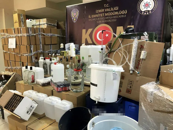 son-dakika-emniyetten-yilbasi-oncesi-buyuk-operasyon-81-ile-basladi-kod-adi-alkol-1640605546515.jpg Son dakika: Emniyet'ten yılbaşı öncesi büyük operasyon! 81 ile başladı Kod adı: ALKOL-2