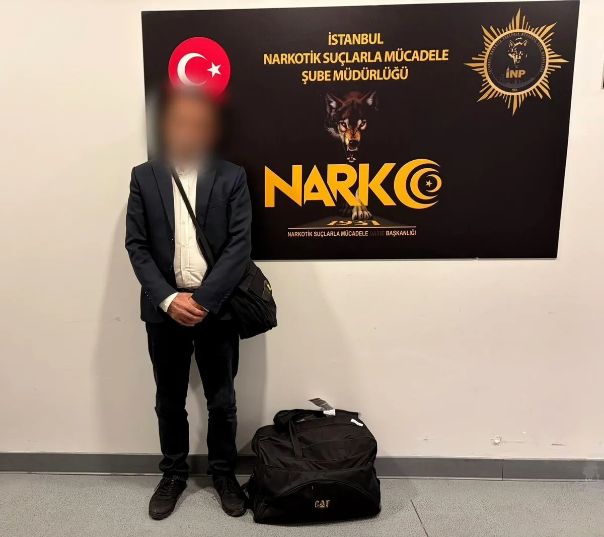 istanbul-havalimaninda-midesinden-26-kapsul-uyusturucu-cikti-1785072889259.jpeg Şüpheli tutuklandı.