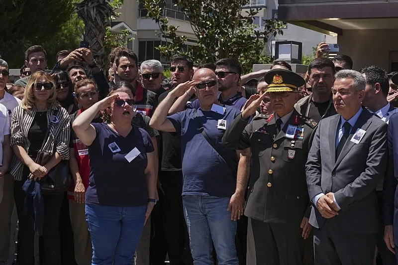 Şehit üsteğmeni son yolculuğuna ailesi, asker selamıyla uğurladı