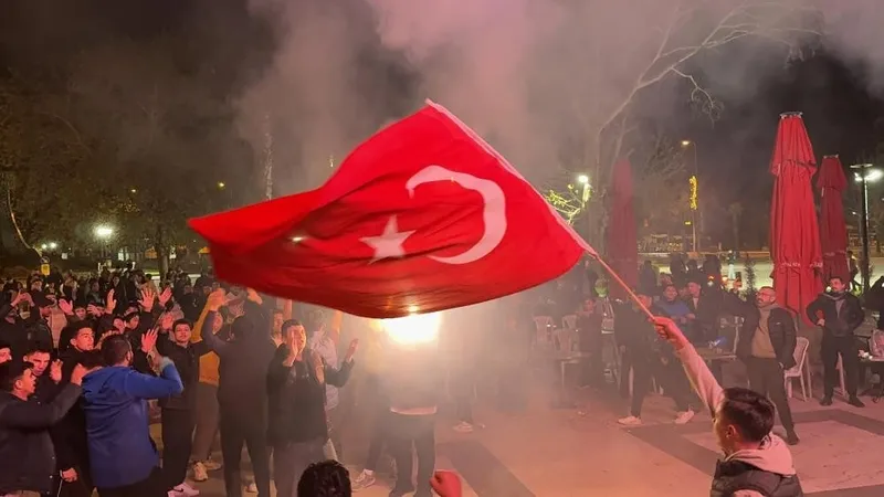 1774994280320.jpeg Yağmur dinmedi destek bitmedi: Dört bir yanda milli maç coşkusu kent meydanlarında yaşandı-5