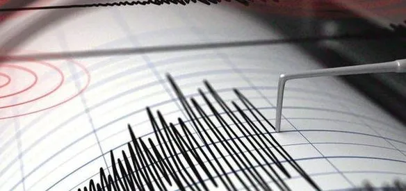 Afyonkarahisar ve çevresinde büyüklüğü 5,8 olan depremde 6 kişi öldü, 42 kişi yaralandı.