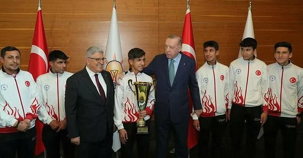 Başkan Recep Tayyip Erdoğan altın madalya kazanan sporcularla buluştu