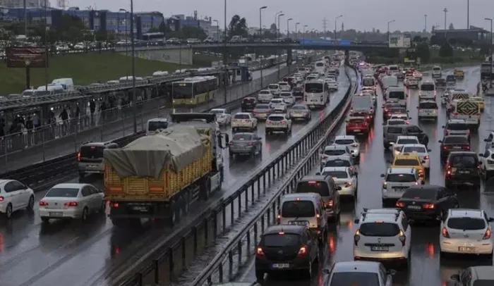suruculer-dikkat-istanbulda-trafik-yogunlugu-felaketi-yogunluk-yuzde-74i-buldu-1705770158978.jpeg Yüzde 74’i buldu | İstanbul'da yağışlı havanın etkisiyle trafik yoğunluğu yaşanıyor!-4
