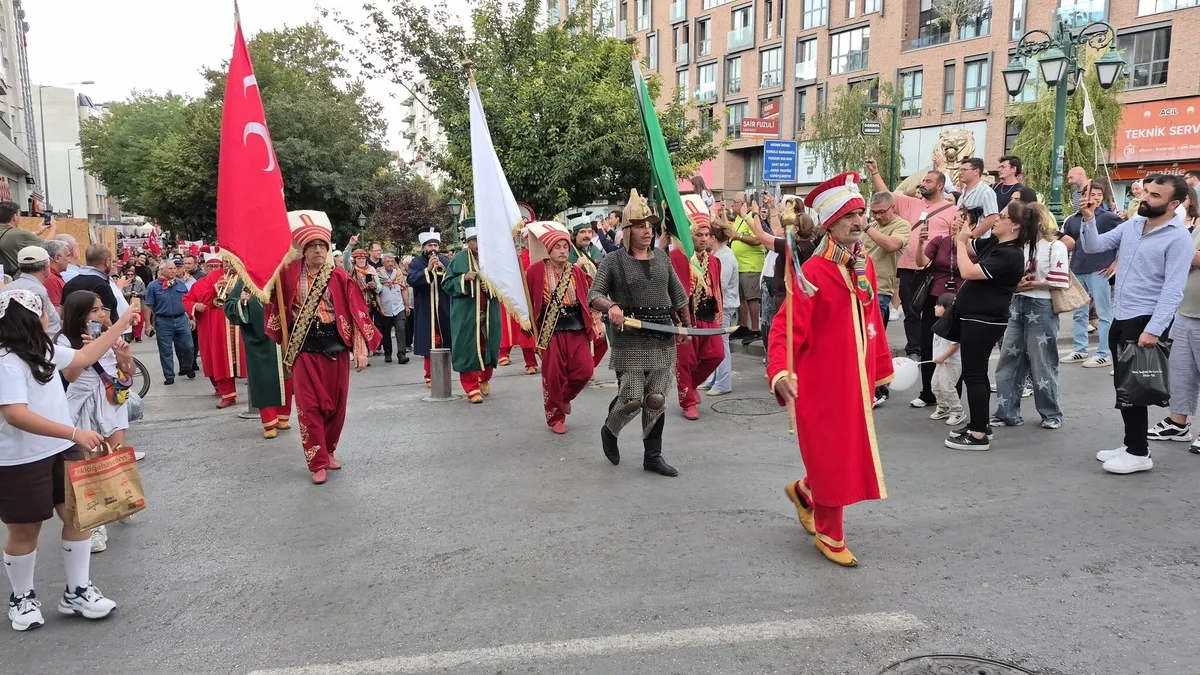 1788019851329.jpeg Eskişehir’de Yörük Yürüyüşü! Mehteranı görünce çocuk gibi sevindi-2