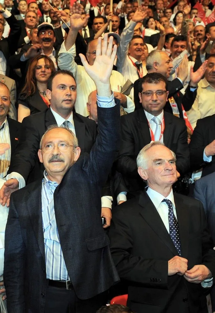 Kaset kumpasıyla koltuğa oturan Kılıçdaroğlu İmamoğlu’nun hançeriyle siyasi mefta oldu! İşte arşivden çıkan ihanet